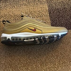 Nike Men's Gold Sneakers